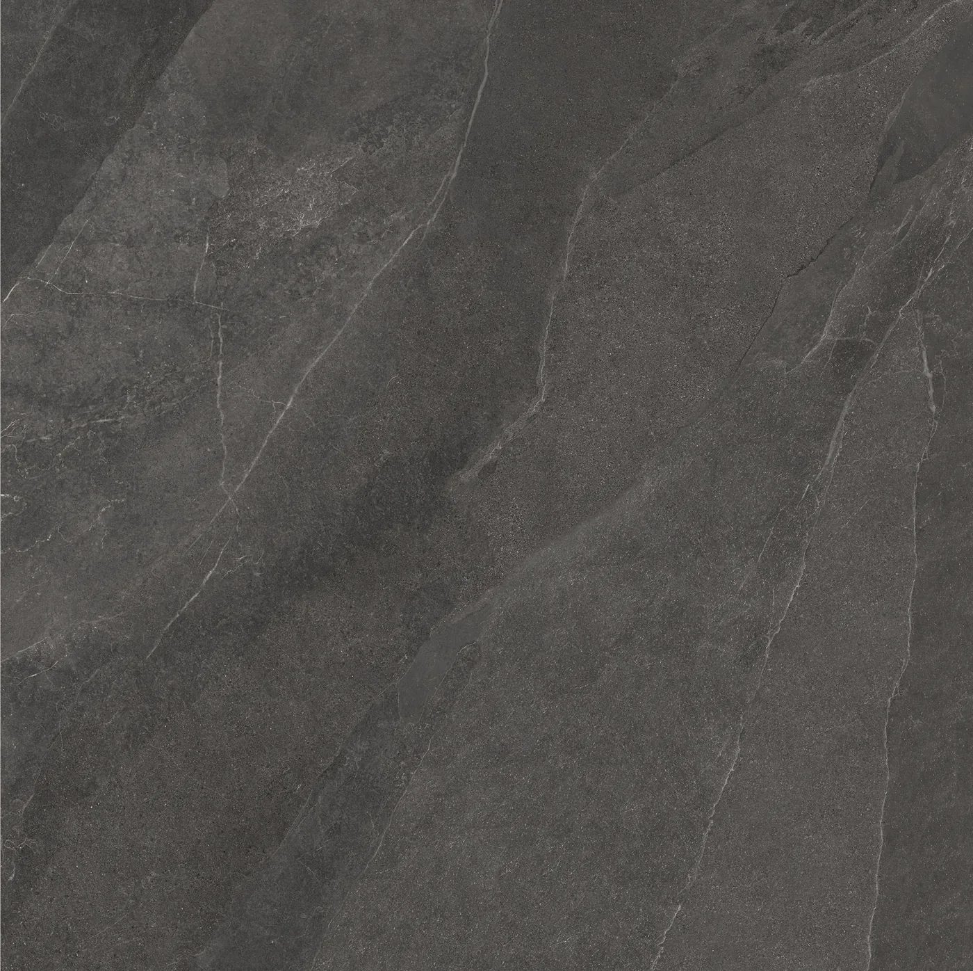 African Slate Ash: Feinsteinzeugfliese 120×120 cm in tiefem Anthrazit mit dezenten hellen Linien, matte Schieferoberfläche