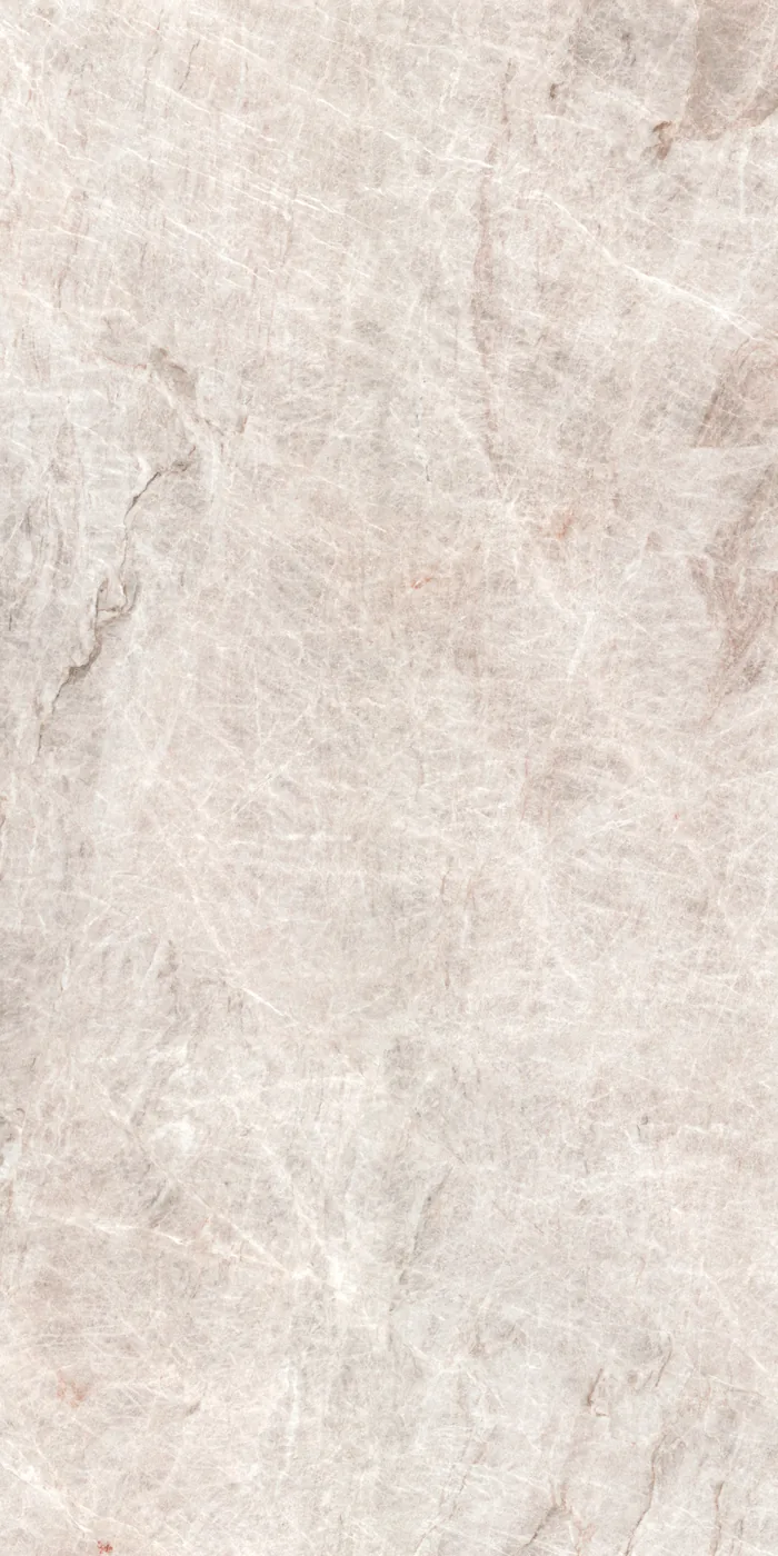 Hell graubeige Marmoroptik-Platte im Format 160x320 cm mit seidenmatter Oberfläche und feinen weißen Rissadern.