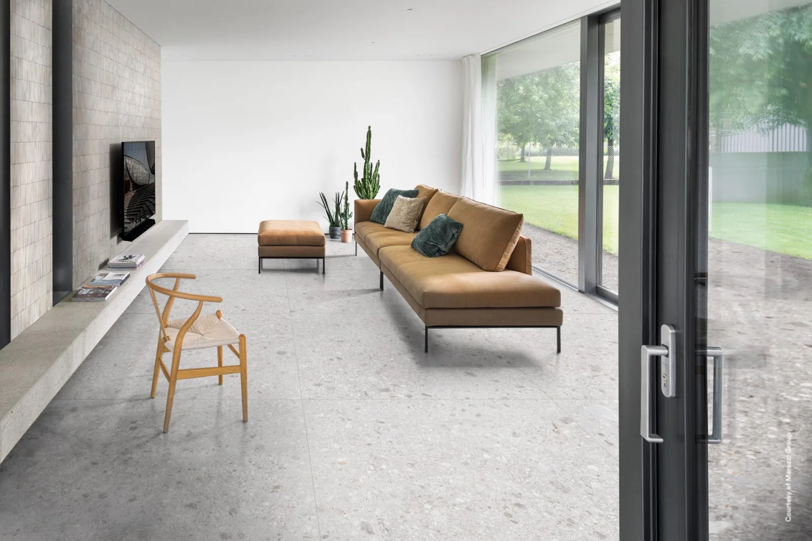 Heller Wohnraum mit bodentiefer Glasfront zum Garten, Sofa und Ceppo di Gré Boden in White, 120x120 cm