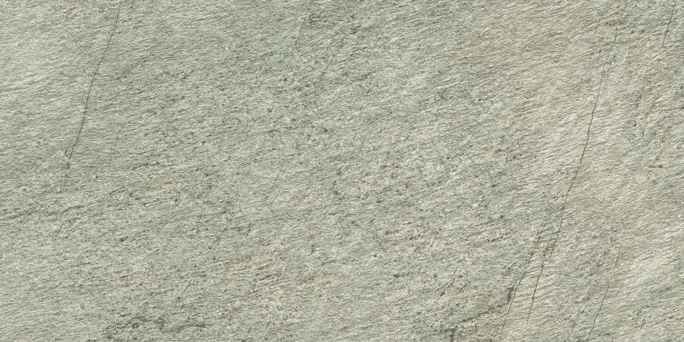 Hellgraue Natursteinoptik im Format 60×120 cm mit feiner diagonaler Aderung und vereinzelten braunen Einschlüssen.