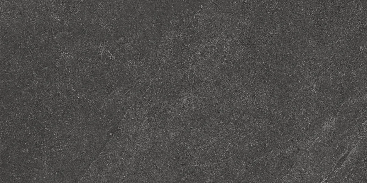 African Slate Ash: Feinsteinzeugfliese 30×60 cm in tiefem Anthrazit mit dezenten hellen Linien, matte Schieferoberfläche