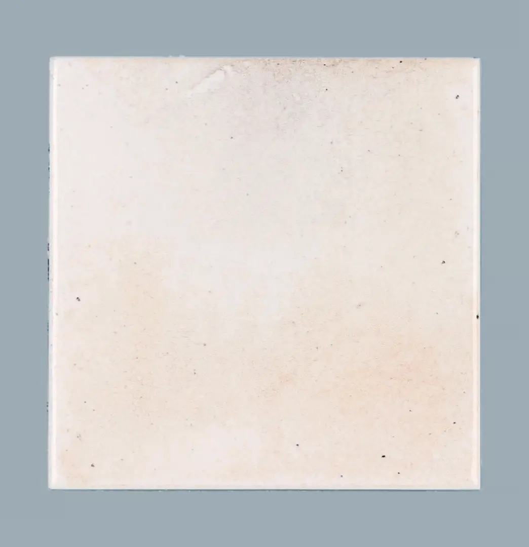Hanoi Wandfliese in White Glasur, Format 10x10 cm, Studio Aufnahme frontal vor weißem Hintergrund.