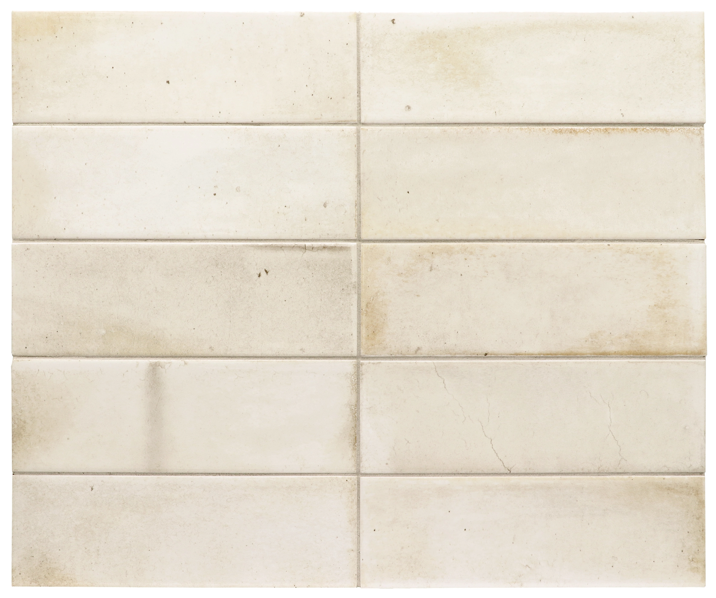 Verlegte Hanoi White Wandfliesen im Format 6,5x20 cm. Lebhafte V4 Variation der Glasur, im Raum verbaut.