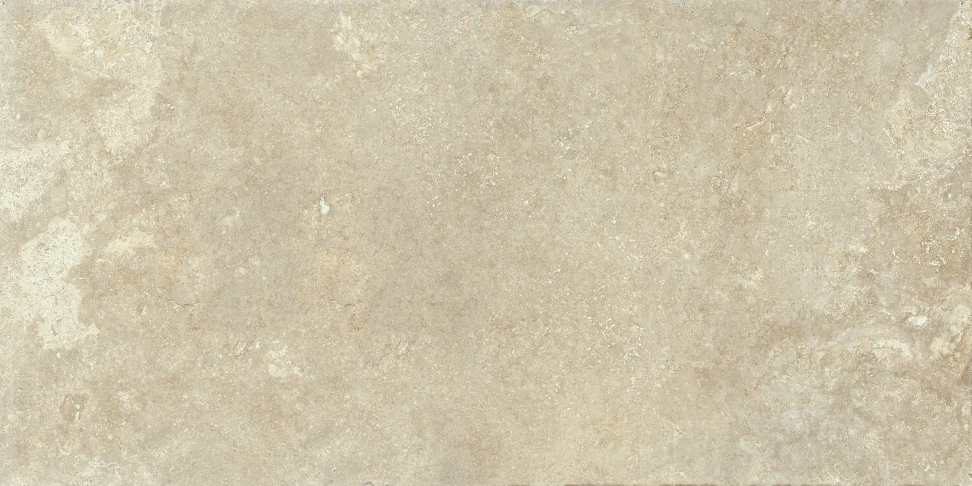 Warmbeige Steinoptik-Fliese mit feinen Rissadern und leichter Wolkung, 60×120 cm, in rutschhemmender Strukturoberfläche