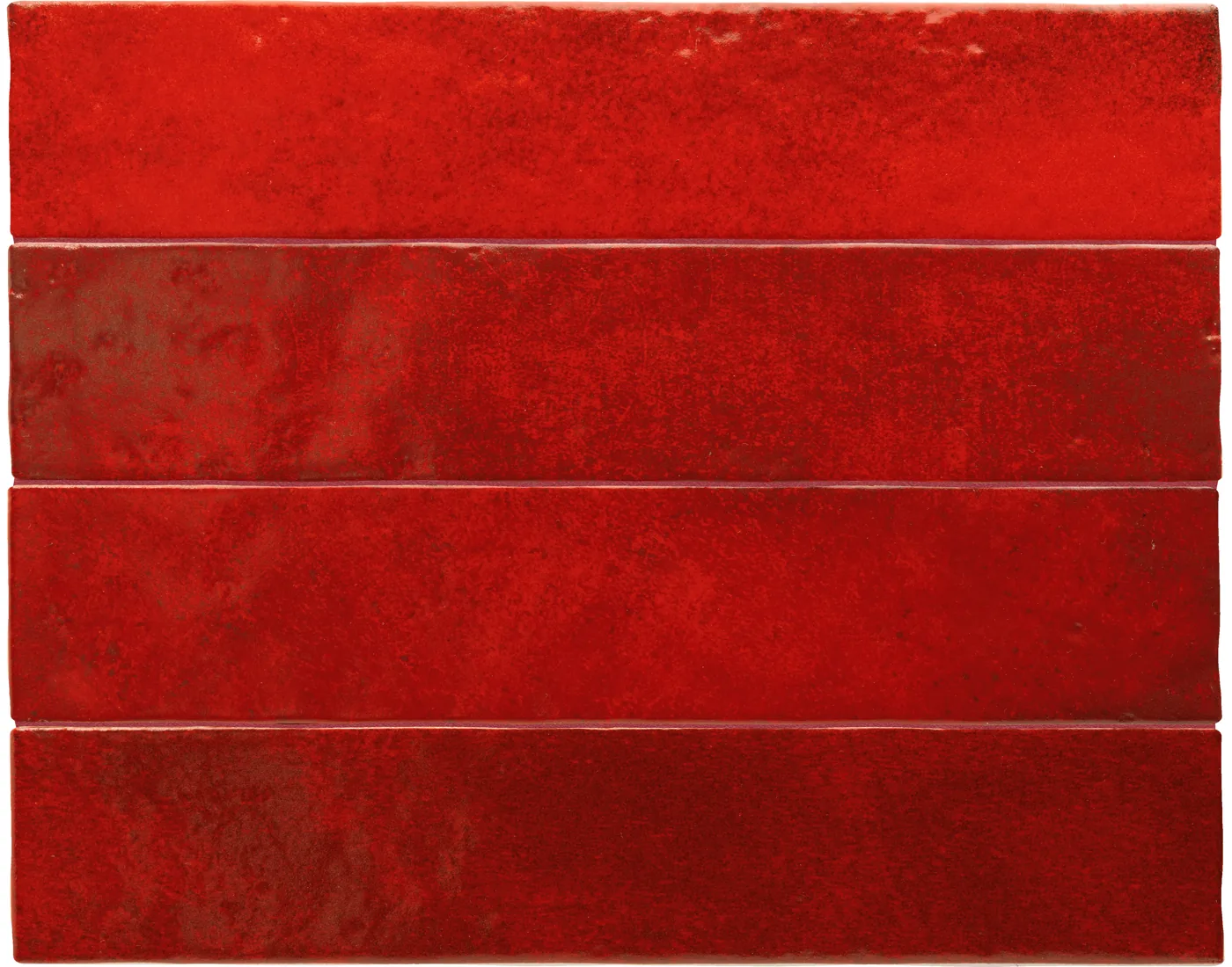 Leuchtend rote glänzende Steingut-Wandfliese, 6,5×32,8 cm, als Riemchen verlegt, mit changierendem Farbspiel.