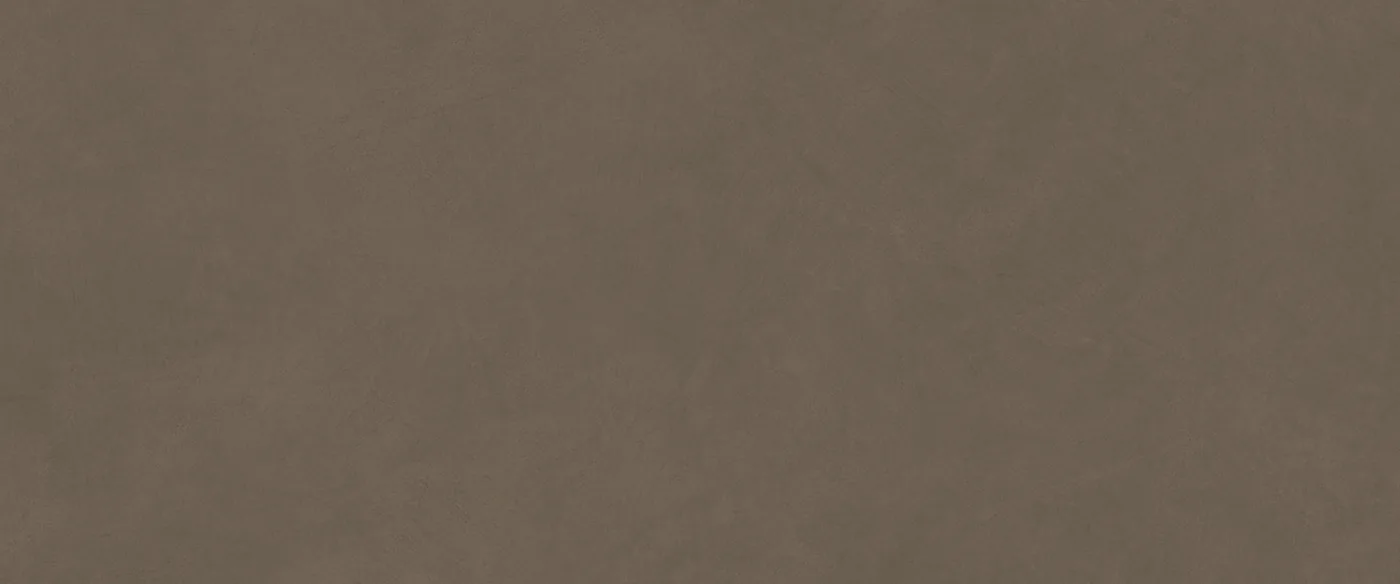 Dunkelbraune Fliese in Betonoptik, 50×120 cm, mit matter, fein gewolkter Oberfläche.