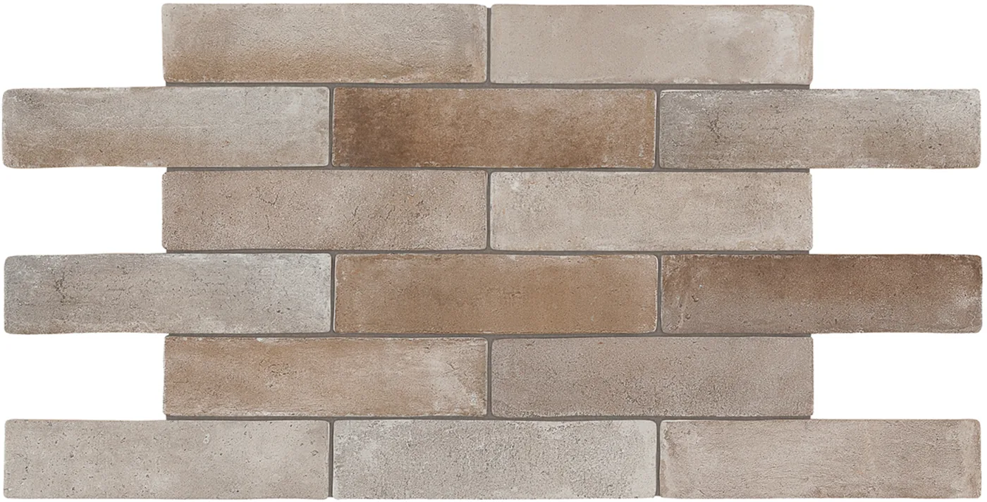 Beige Riemchen-Fliesen 7×28 cm im Läuferverband, matt, im Mix aus Sand-, Taupe- und Hellbraun in Ziegeloptik, freigestellt.
