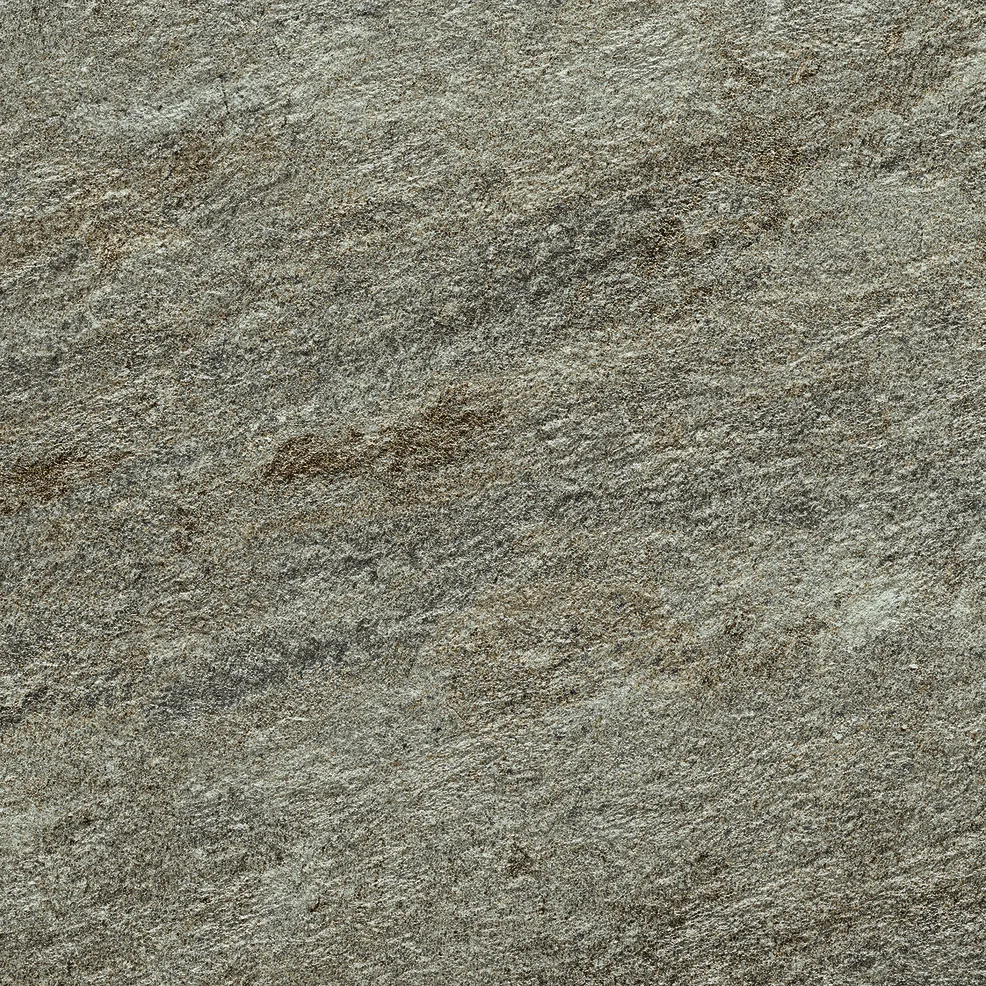 Graubraune Natursteinoptik im Format 60×60 cm mit rostbraunen Adern und körniger, matter Quarzit-Fläche.