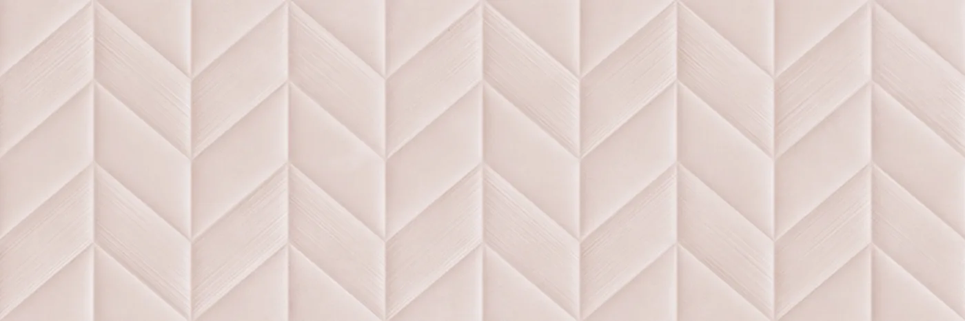 Zartrosa matte Wandfliese 30×90 cm mit plastischem Fischgrätrelief Ton in Ton, frontal aufgenommen.