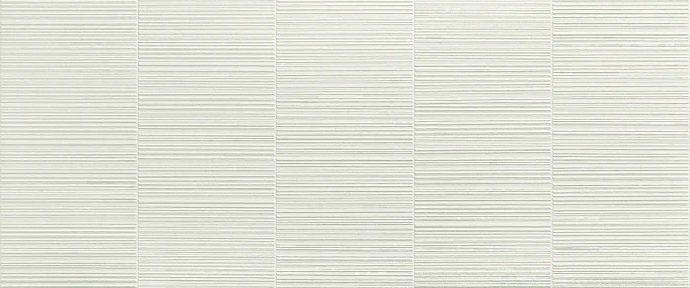 Weiße Wandfliese 50×120 cm matt mit Relief aus waagerechten Linien in unterschiedlich breiten senkrechten Bändern.