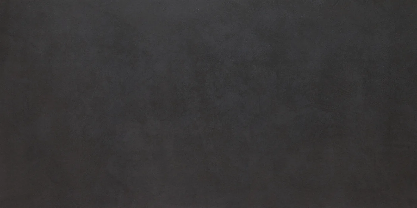 Anthrazitschwarze Fliese 60×120 cm in Spachteloptik, matte Oberfläche mit wolkigen Spachtelspuren und feinen Kratzlinien.