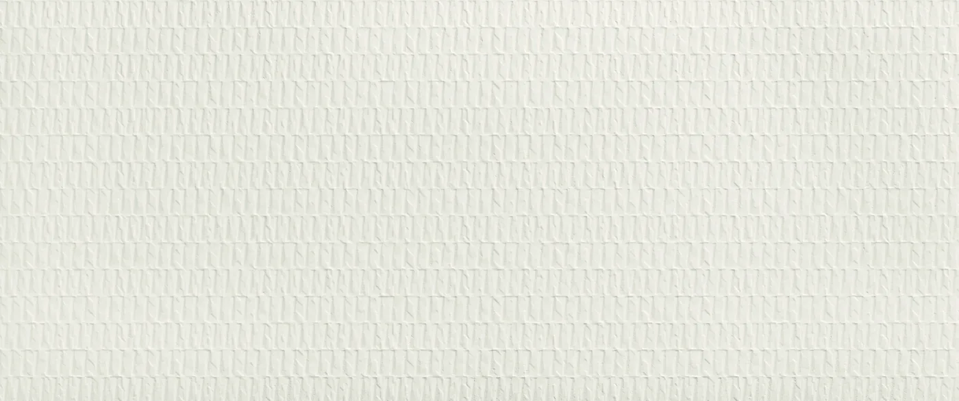 Weiße Wandfliese 50×120 cm matt mit Relief aus kleinen, gefalteten Rechteckflächen in gleichmäßigem Raster.