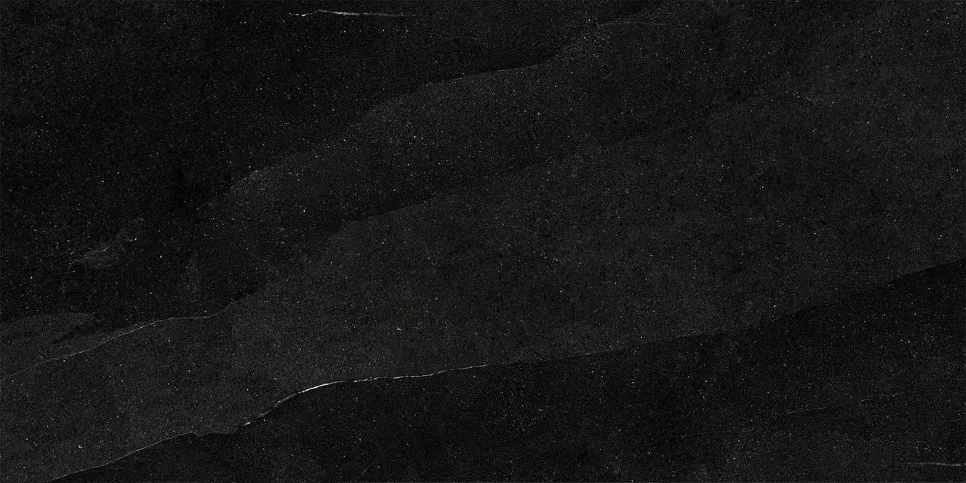 Fast schwarze Fliese 60×120 cm in Schieferoptik mit feinen hellen Adern und rauer rutschhemmender Oberfläche