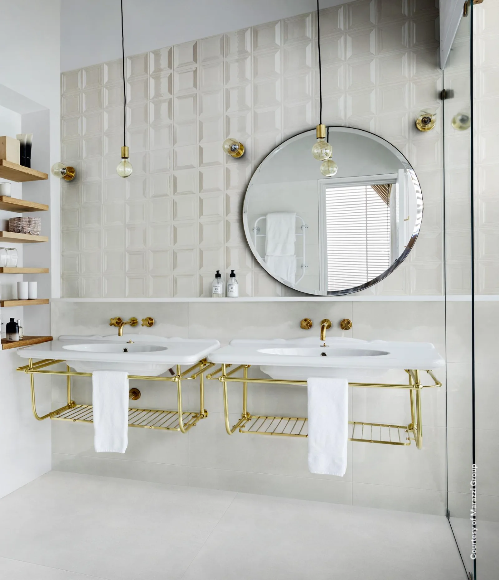 Marazzi Bliss 3D Square Ice: Bad mit weißer Kassettenrelief-Wand, Doppelwaschtisch auf Messinggestell und Spiegel