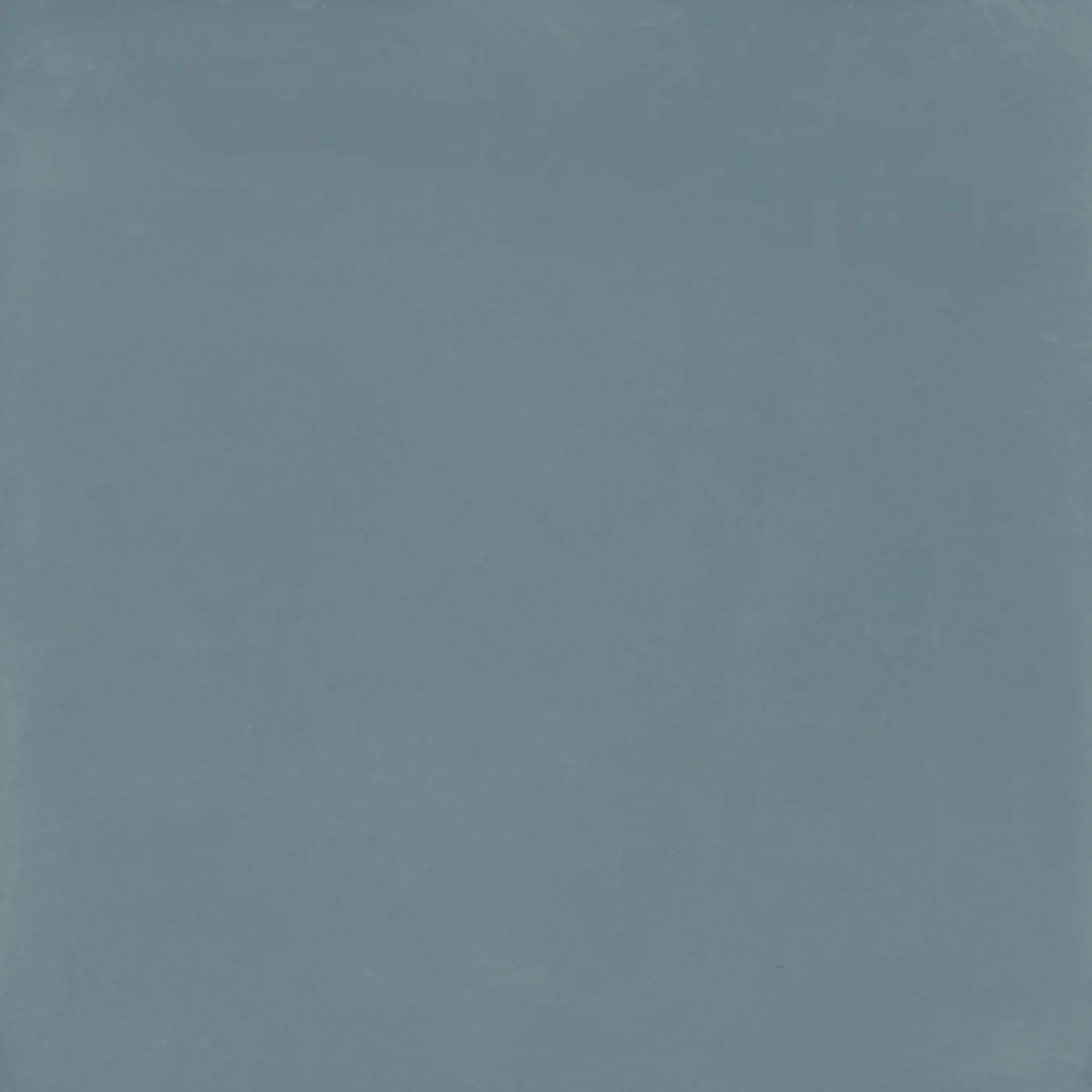Blaugraue Quadrat-Fliese 20x20 cm in matter Zementoptik mit ruhiger, gleichmäßiger Fläche.