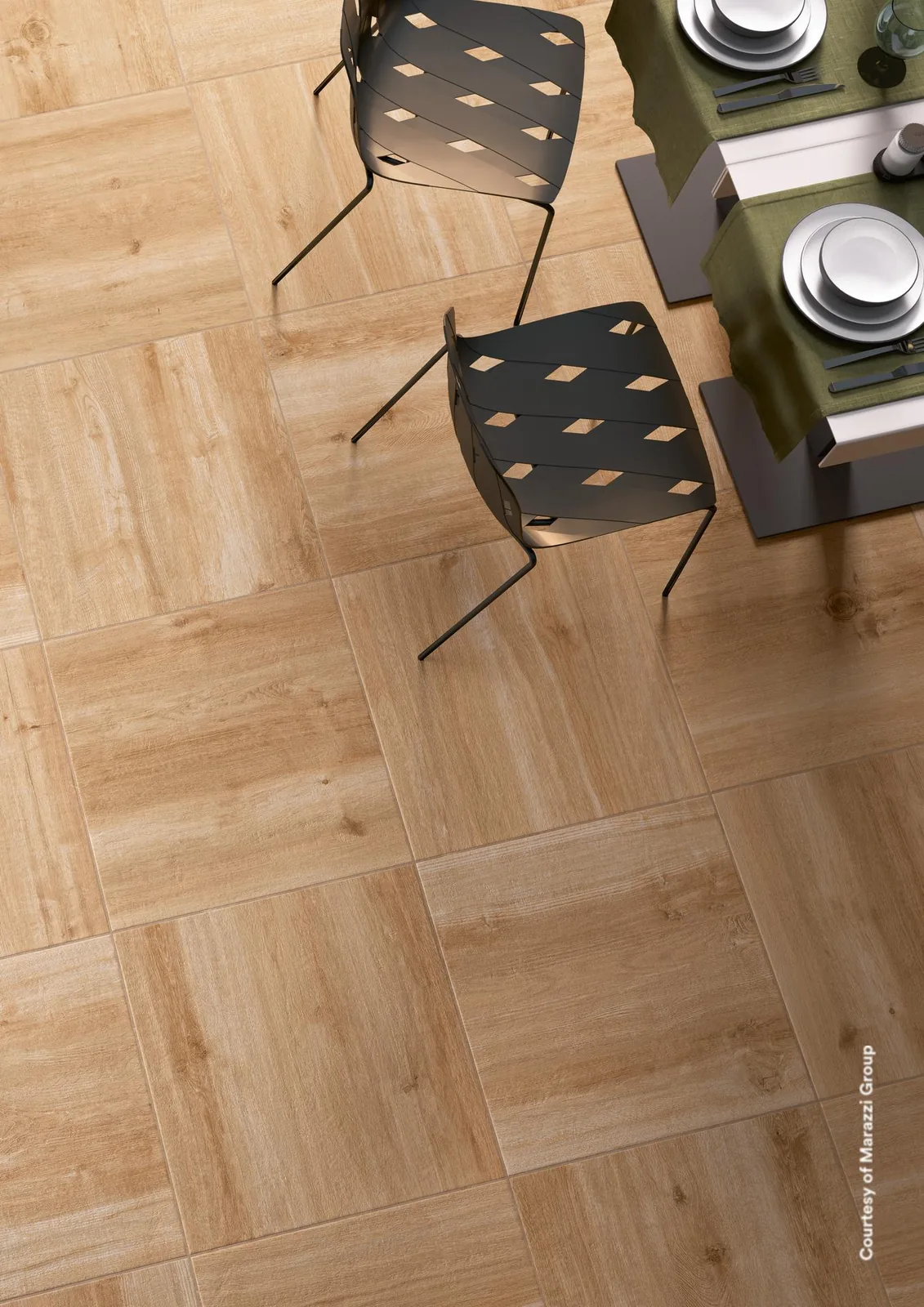 Marazzi Treverkhome20 Larice von oben: Terrasse mit Holzoptik-Platten 60x60 cm, schwarze Metallstühle und gedeckter Tisch