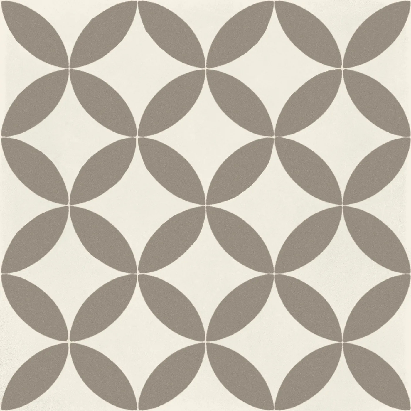 Quadrat-Fliese 20x20 cm, matt, mit taupefarbenem Kreisbogenmuster auf cremeweißem Grund.