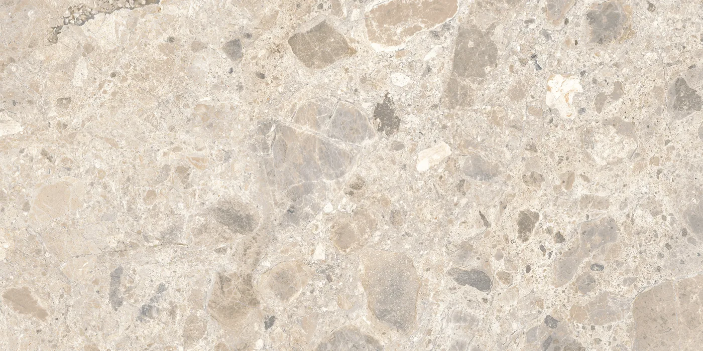 Cremefarbene Fliese 30×60 cm in Terrazzo-Optik mit beigen, grauen und braunen Steinsplittern unterschiedlicher Größe.