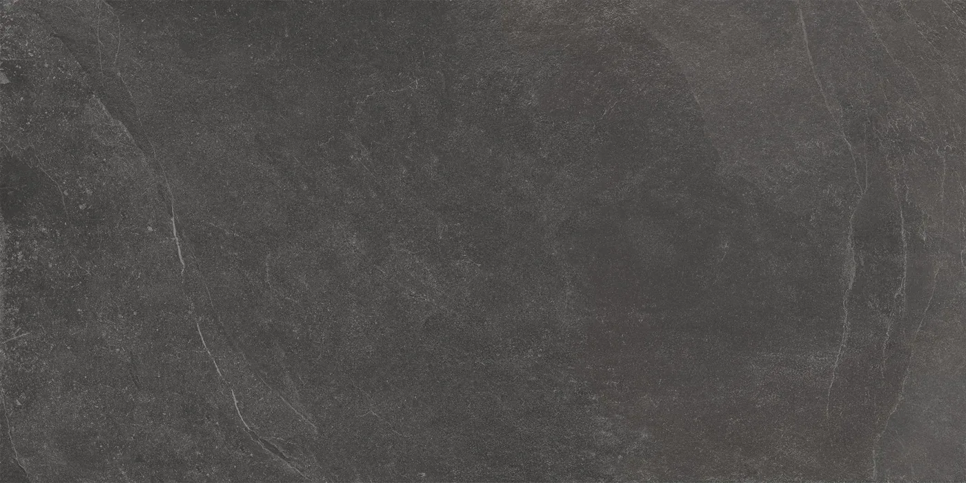 African Slate Ash: Feinsteinzeugfliese 60×120 cm in tiefem Anthrazit mit dezenten hellen Linien, matte Schieferoberfläche