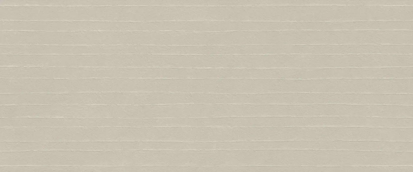 Graubeige Betonoptik-Fliese 50×120 cm mit feinen waagerechten Rillen über die ganze Fläche.