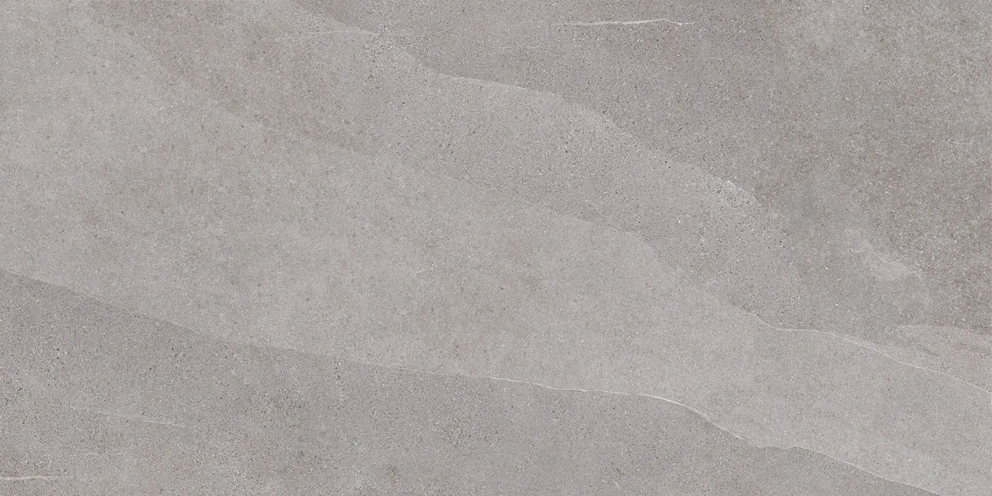 Mittelgraue Fliese 60×120 cm in Schieferoptik mit hellen Adern und rauer rutschhemmender Oberfläche