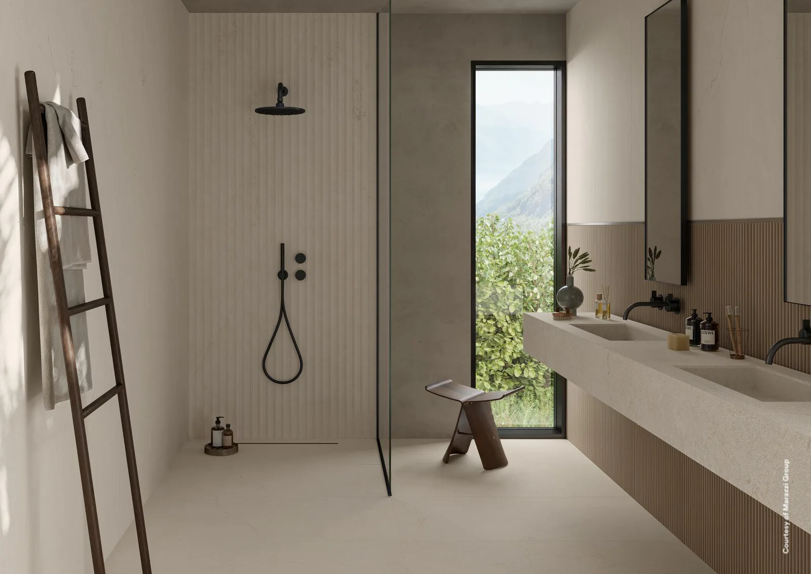 Duschbad mit weißer Rillenfliese in Marmoroptik in der Dusche und glatten weißen Steinoptik-Wandfliesen an den Wänden