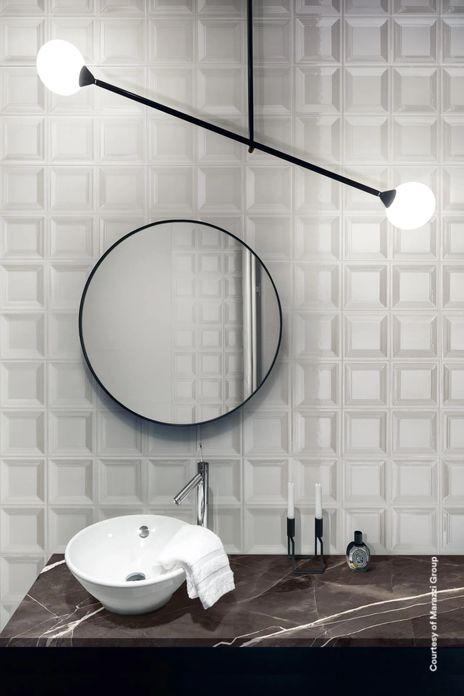 Marazzi Bliss 3D Square Ice: Bad mit weißer Kassettenrelief-Wand, Aufsatzbecken auf dunklem Marmor und rundem Spiegel
