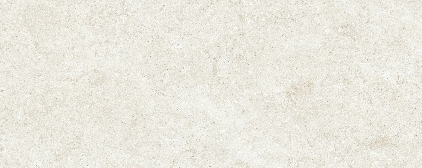 Cremeweiße Kalksteinoptik im Format 40×100 cm, seidenmatt, fein gekörnt mit zarter Wolkung.