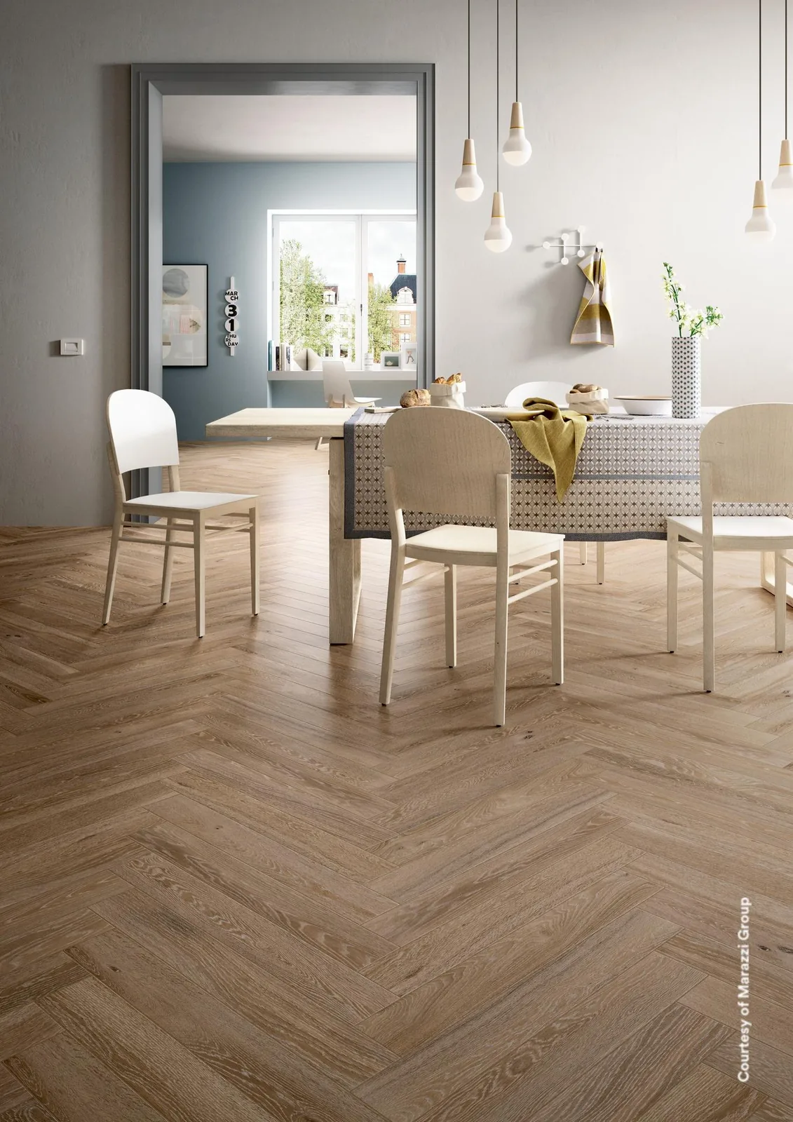 Essbereich mit Holzoptik-Fliesen Treverkcharme Beige im Fischgrätverband, Pendelleuchten und weißen Stühlen
