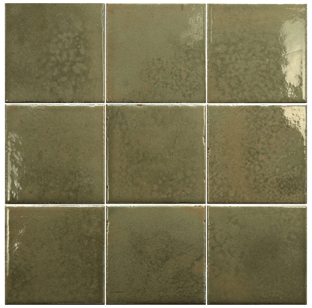 Olivgrüne quadratische Wandfliesen 10x10 cm mit Bronzeschimmer, glänzend, leichtem Relief und feiner Farbnuancierung.