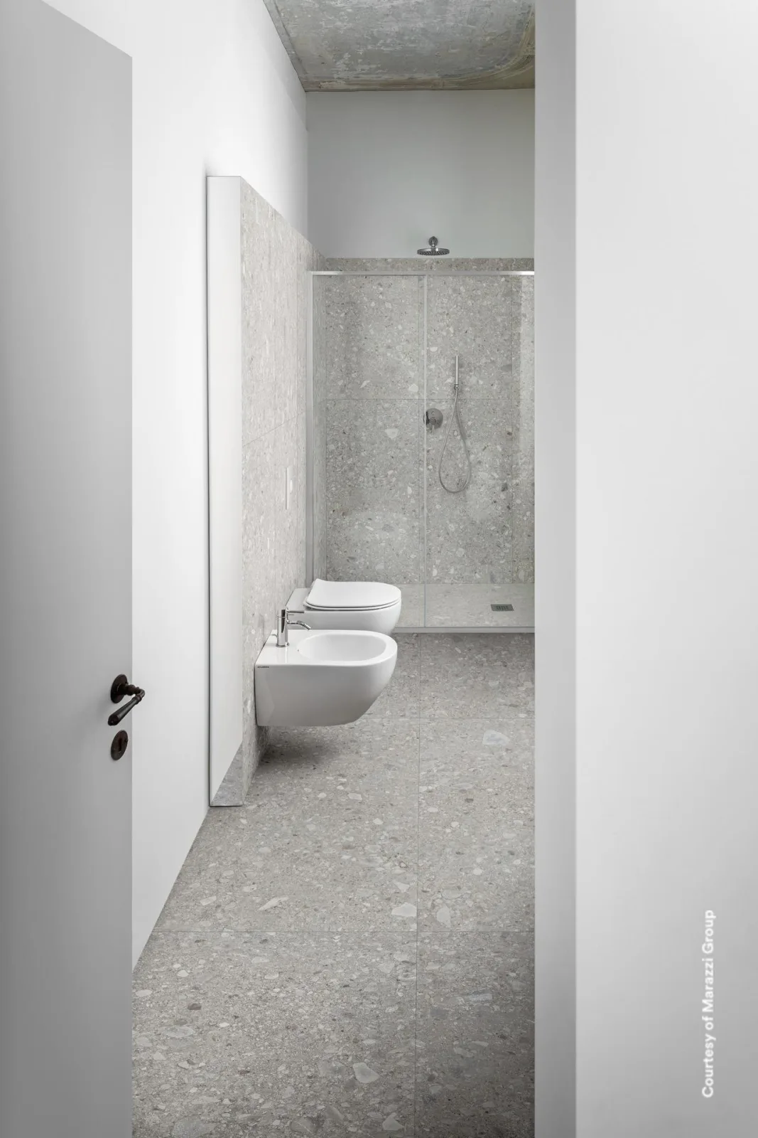 Bad mit bodengleicher Dusche, WC und Bidet, Wand und Boden in Ceppo di Gré Grey, 80x80 cm