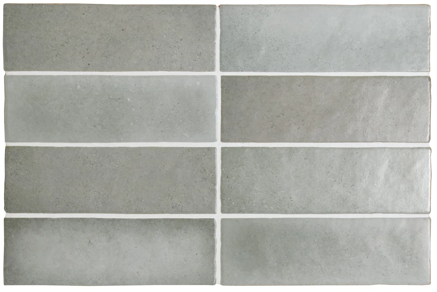 Mittelgraue matte Steingut-Wandfliese, 6,5×20 cm, als Riemchen in Reihen verlegt, mit changierendem Farbspiel.