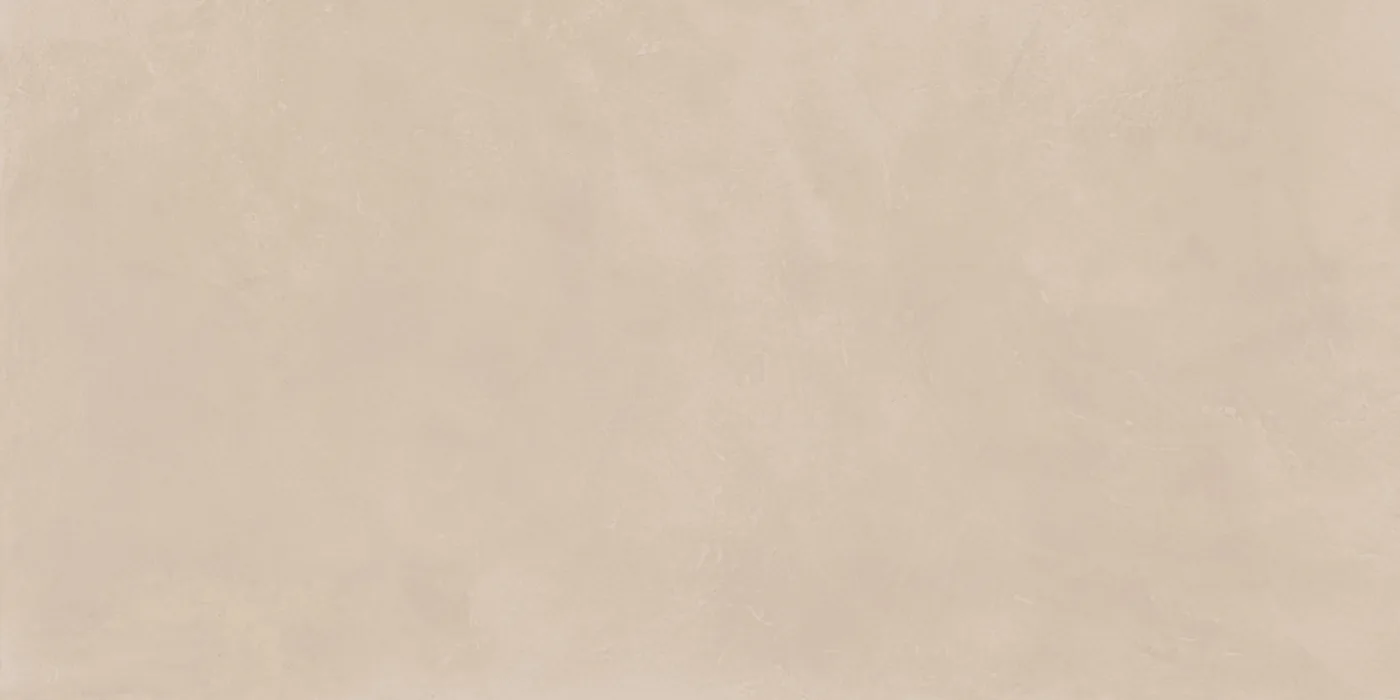 Hellbeige Fliese in Betonoptik, 60×120 cm, matt, mit sanft wolkiger Zementstruktur über die ganze Fläche