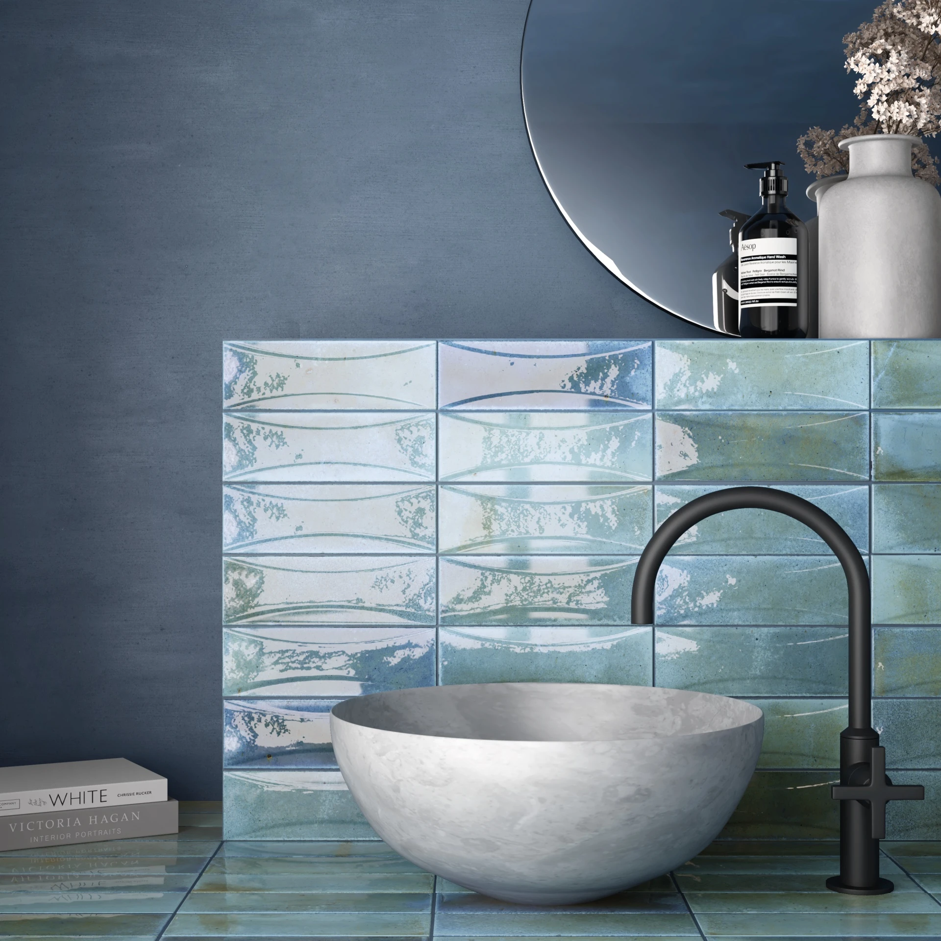 Raumszene mit verlegten Hanoi Wandfliesen in Sky Blue Glasur, Showroom im Vintage Stil.