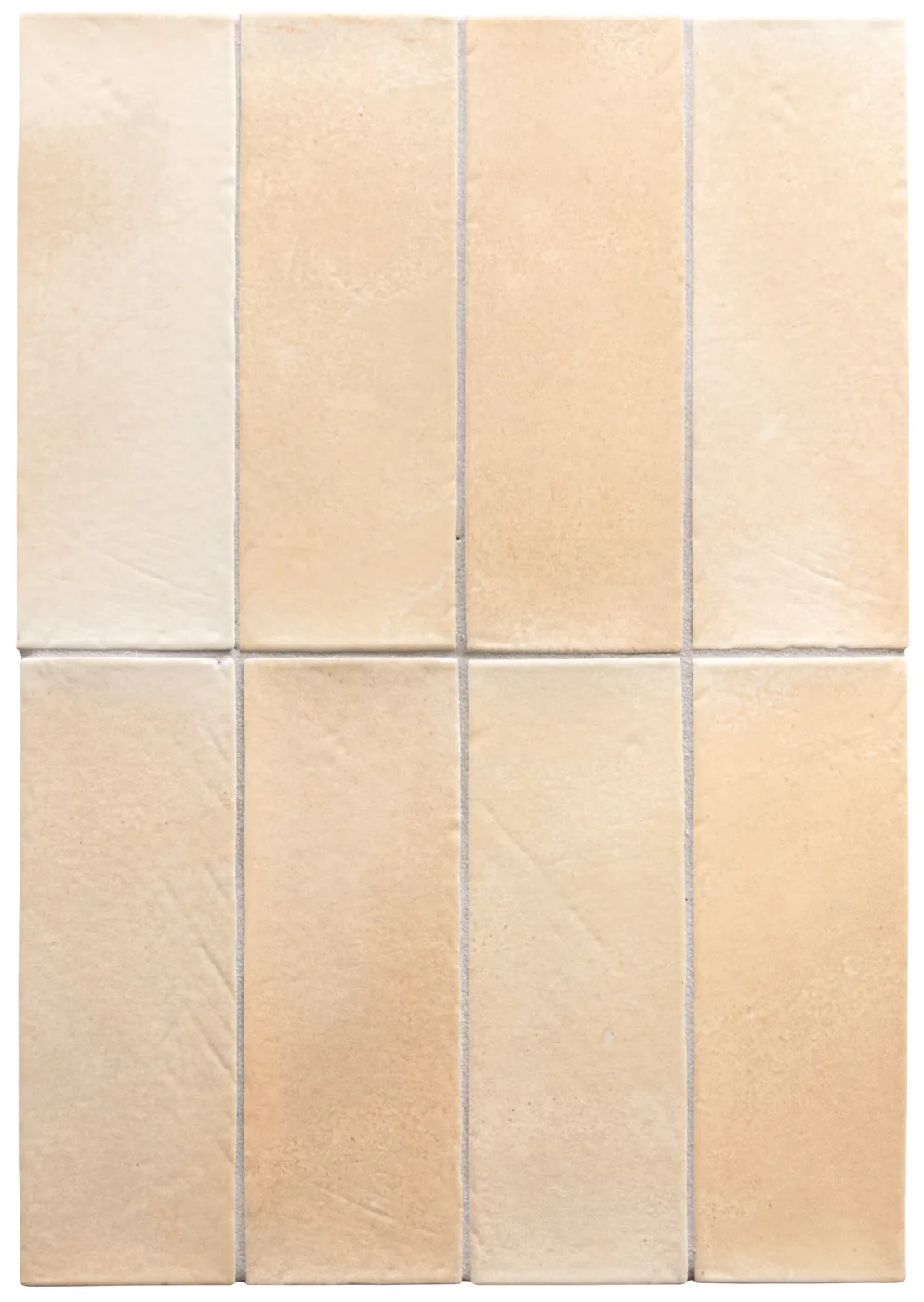 Warm sandbeige matte Riegelfliesen 5×15 cm, senkrecht in vier Bahnen verlegt, mit weicher Wolkung und pfirsichfarbenen Tönen.