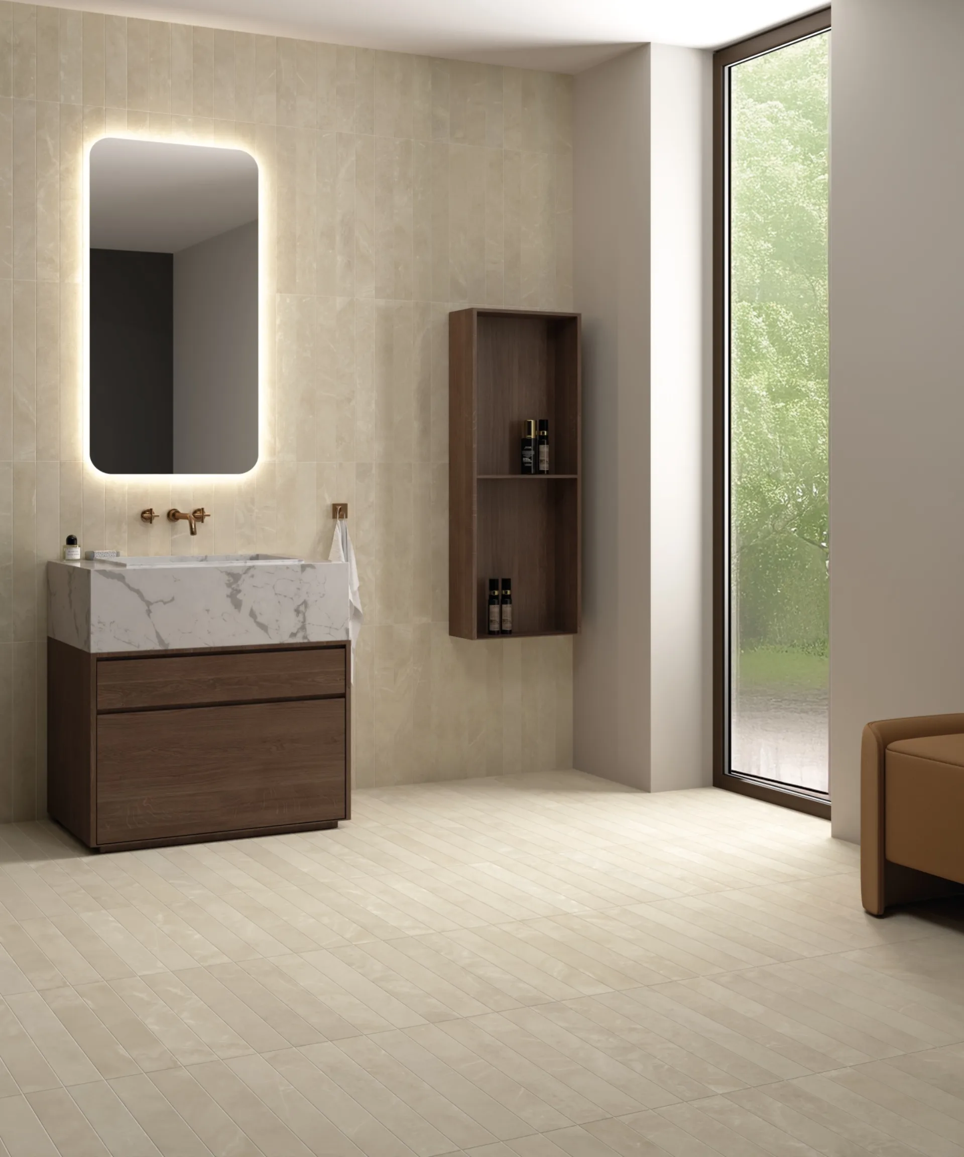 Equipe Marmoris Taupe im Bad: warmbeige Riemchen an Wand und Boden, Holz-Waschtisch mit Marmorbecken.