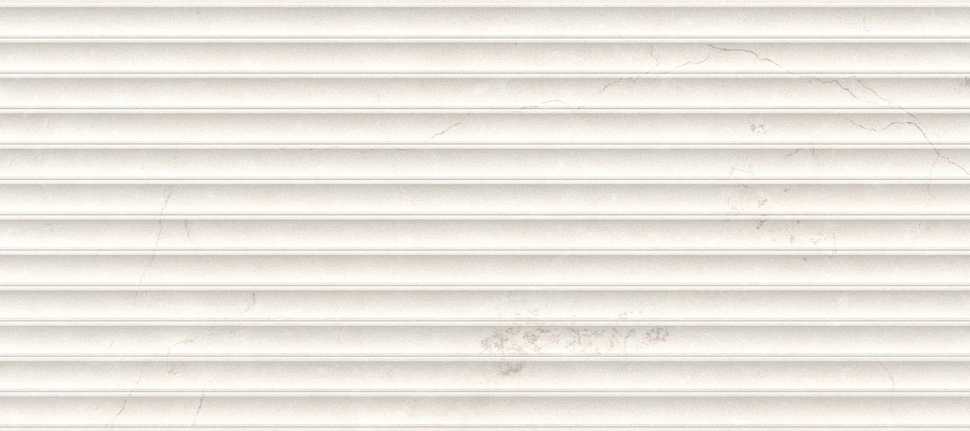Cremefarbene Wandfliese 60×135 cm mit waagerechten Rillen und feiner grauer Marmoraderung, matt