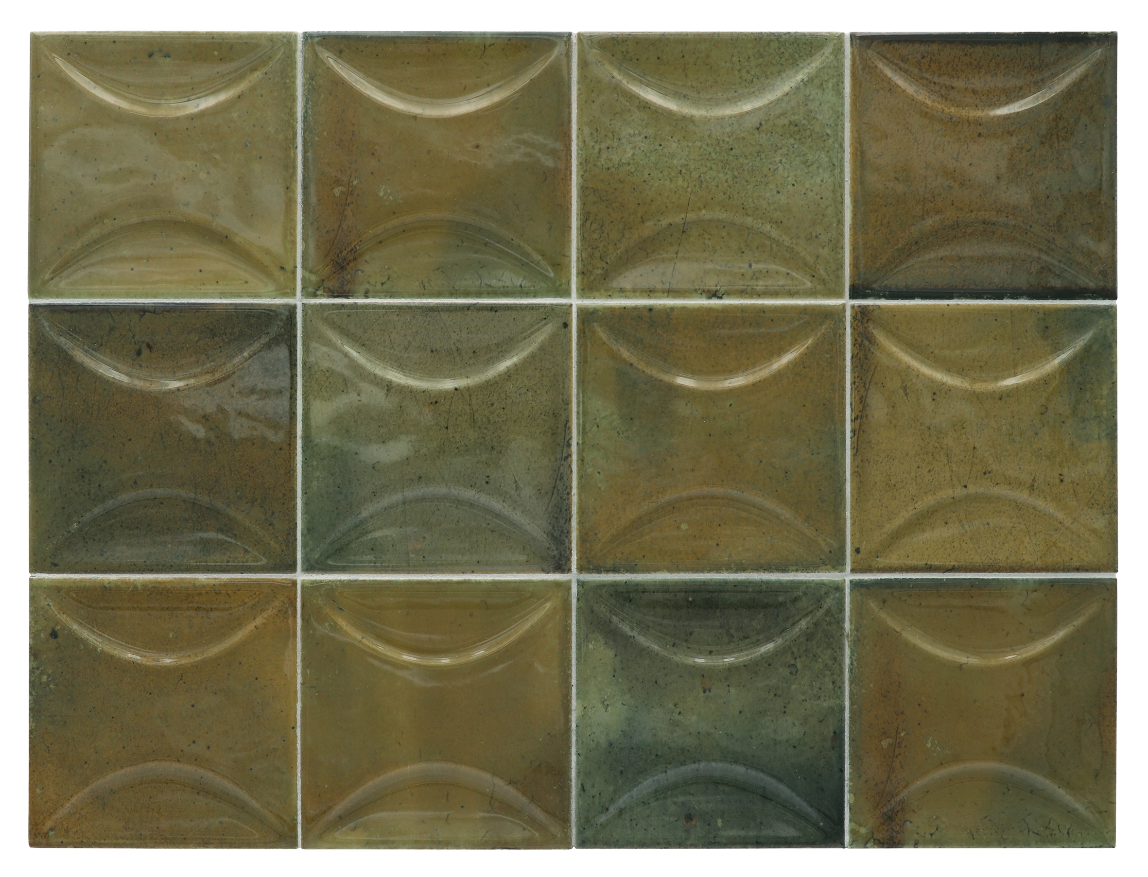 Verlegte Hanoi Wild Olive Wandfliesen im Format 10x10 cm. Lebhafte V4 Variation der Glasur, im Raum verbaut.