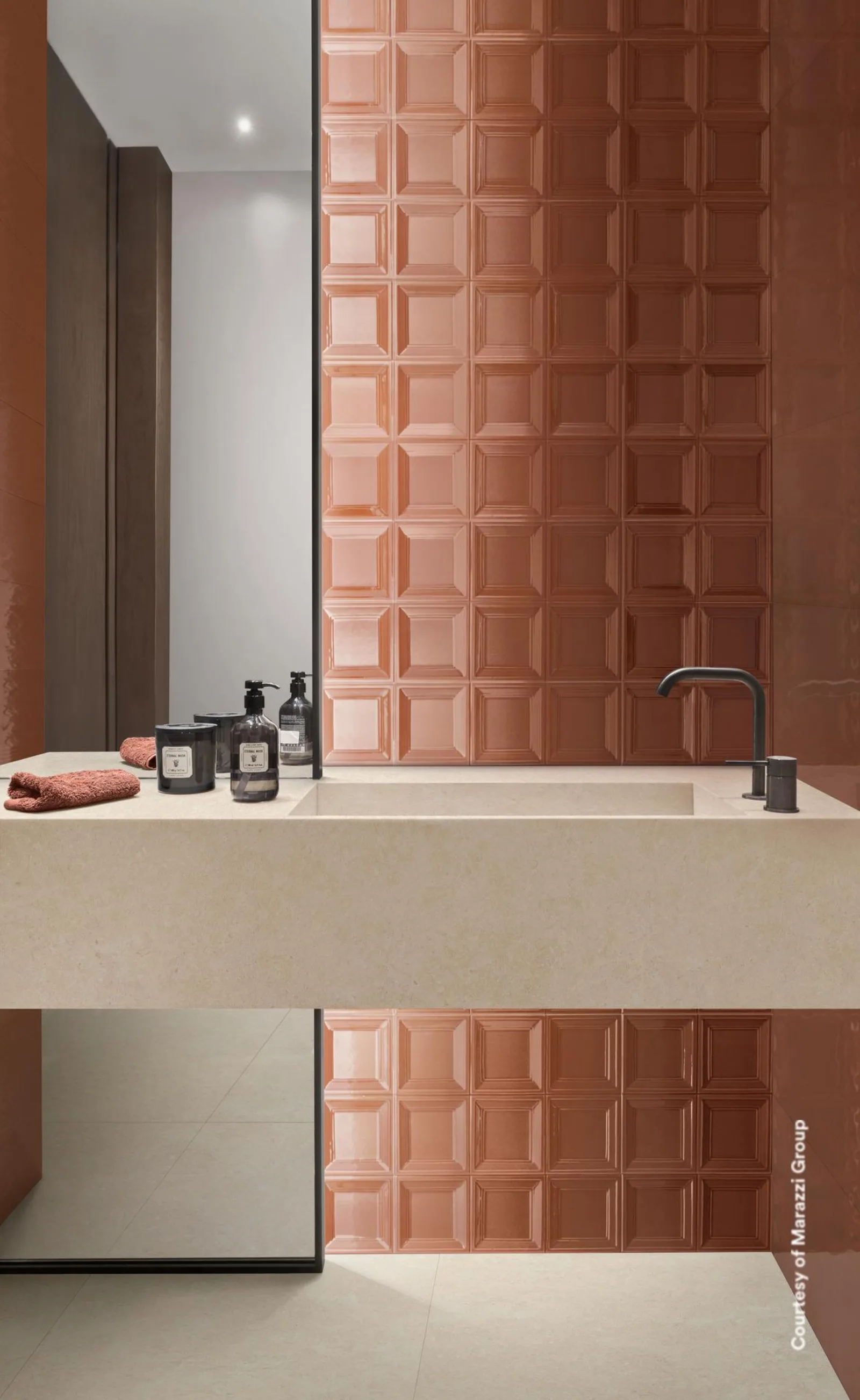 Marazzi Bliss 3D Square Brick: Bad mit terrakottafarbener Kassettenrelief-Wand und Waschtisch aus hellem Naturstein