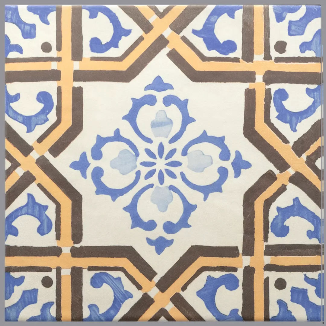 Cremefarbene Dekorfliese 20×20 cm mit buntem Azulejo-Muster in Blau, Ocker und Braun, matt.