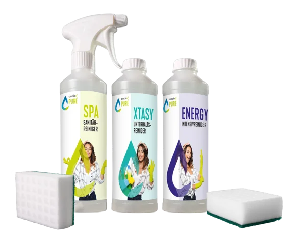 Sprühflasche und zwei Schraubflaschen mit grünem, türkisem und lila Etikett, davor zwei weiße Reinigungspads.