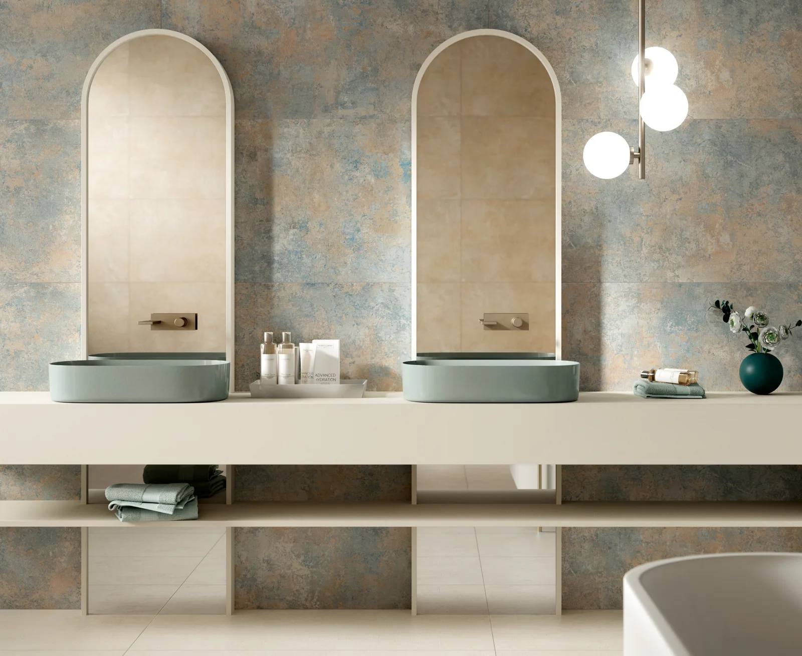 Badezimmer mit zwei Rundbogen-Spiegeln und verwitterter Wandoptik, Naxos Pictura Realmonte 60x120 cm.