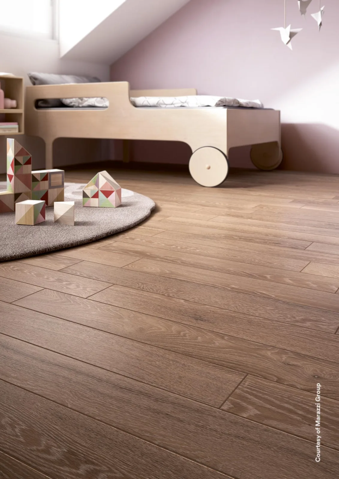 Kinderbett aus Holz und runder grauer Teppich auf Holzoptik-Dielen Treverkcharme Brown im Kinderzimmer