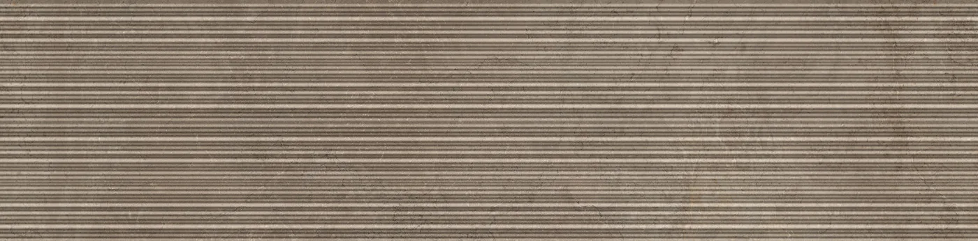 Taupefarbene Fliese in Steinoptik 30×120 cm in mattem Finish, mit feinen waagerechten Rillen über die ganze Fläche.