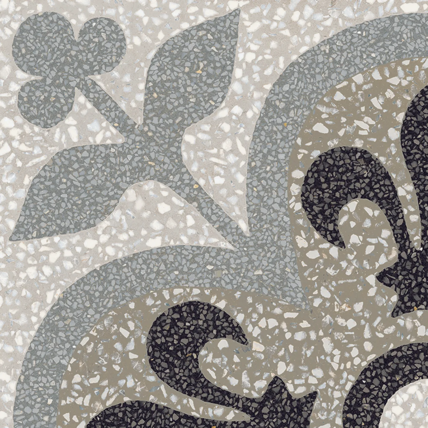 Terrazzo-Dekorfliese 20x20 cm, graue Lilie mit Kleeblatt und schwarzen Rankenbögen auf hellgrauem gesprenkeltem Grund.