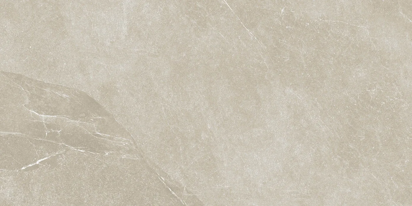 Cremeweiße Fliese 60×120 cm in Schieferoptik mit beigen Schlieren und rauer rutschhemmender Oberfläche