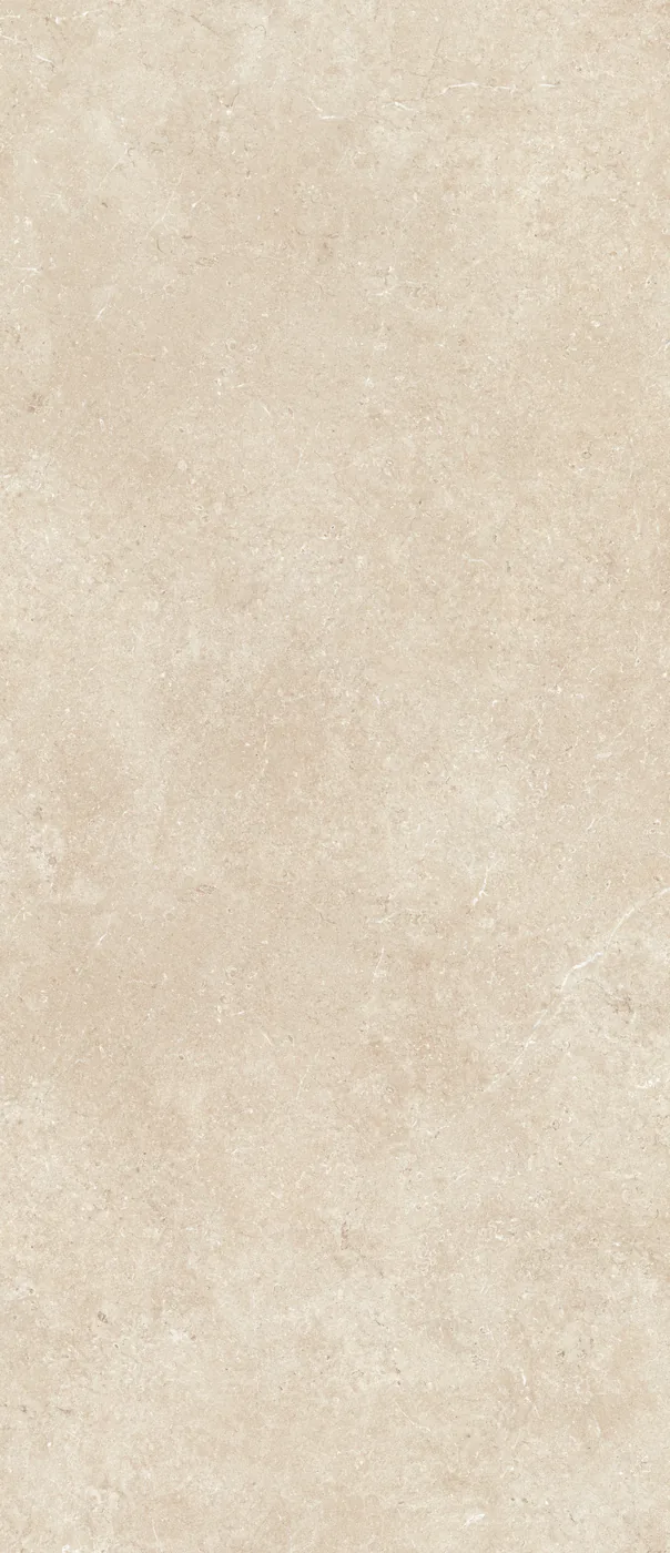 Sandbeige Steinoptik-Platte 120x278 cm mit matter Oberfläche und wolkiger Kalksteinstruktur und hellen Flecken.