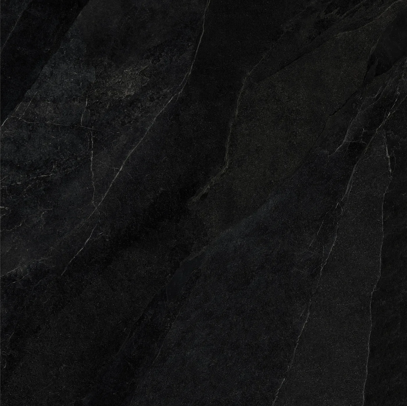 African Slate Dark: Feinsteinzeugfliese 120×120 cm in nahezu schwarzem Ton mit feinen hellen Adern, matte Schieferoberfläche