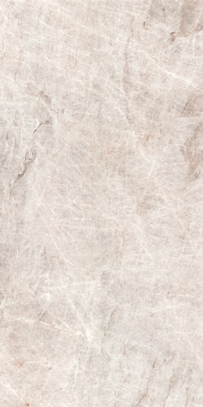 Hell graubeige Marmoroptik-Platte im Format 160x320 cm mit glänzender Oberfläche und feinen weißen Rissadern.