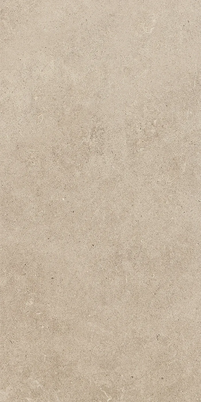 Sandbeige Feinsteinzeug-Fliese 30×60 cm in Steinoptik, matt, mit feinen hellen Einsprengseln und leichter Wolkung.